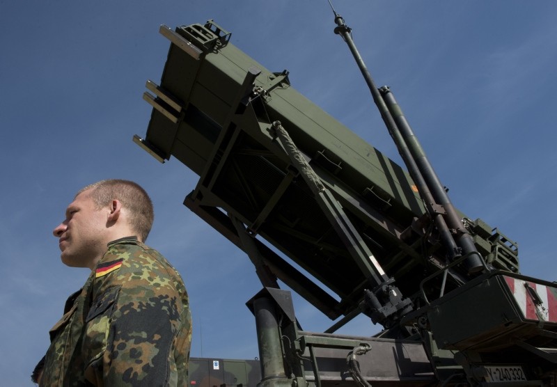 Picturen taken on March 25, 2014, shows a German soldier standing to attention in front of a German Patriot missile launcher at the Gazi barracks in Kahramanmaras, southern Turkey. (AFP Photo)