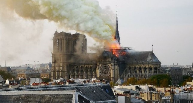 حريق هائل في كاتدرائية نوتردام التاريخية وسط باريس