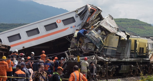 فرق البحث والإنقاذ في مكان حادث قطار في جاوة الغربية في 5 يناير 2024 الفرنسية