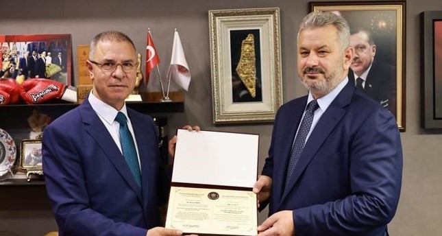 السفير الفلسطيني لدى تركيا فائد مصطفى مع البرلماني التركي حسن طوران الأناضول