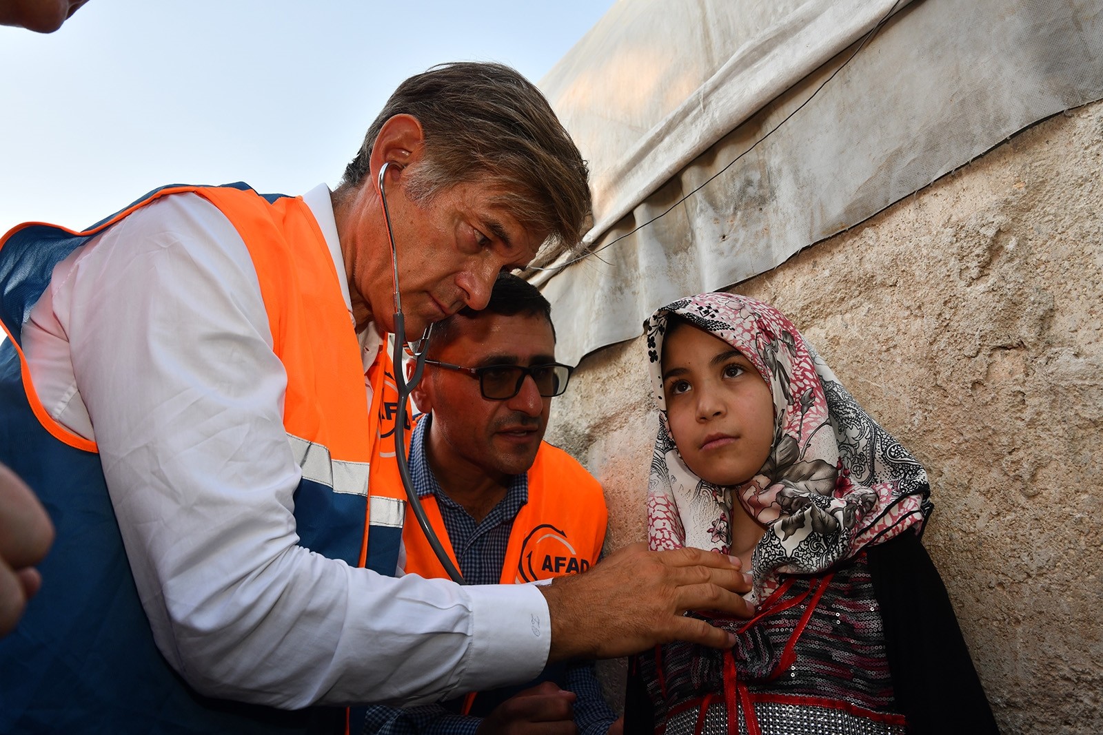 Dr. Öz gives medical assistance to Syrian children during visit to Azaz
