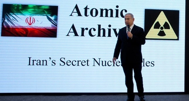 رئيس الوزراء الإسرائيلي بنيامين نتنياهو أثناء عرض توضيحي بوزارة الدفاع الإسرائيلية حول البرنامج النووي الإيراني 30 أبريل 2018 رويترز