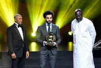 Confederation of African Football (CAF) Pres. Ahmad Ahmad (L) poses after handing the 2018 African Footballer of the Year Award to Liverpool Egyptian forward Mohamed Salah (C) past Liberian Pres. George Weah in Dakar on Jan. 9, 2019. (AFP Photo)