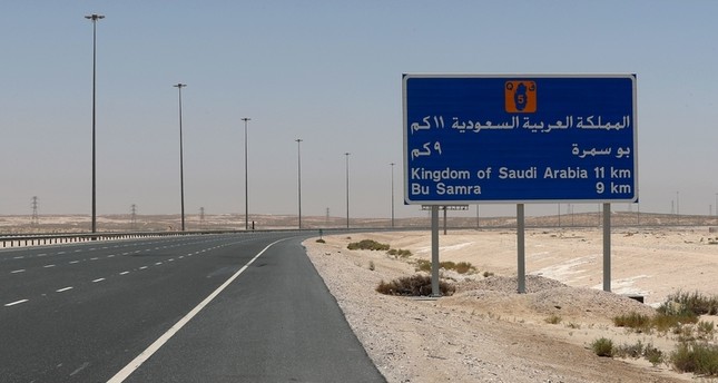 السعودية تعلن فتح معبر بري ومطارين للحجاج القطريين