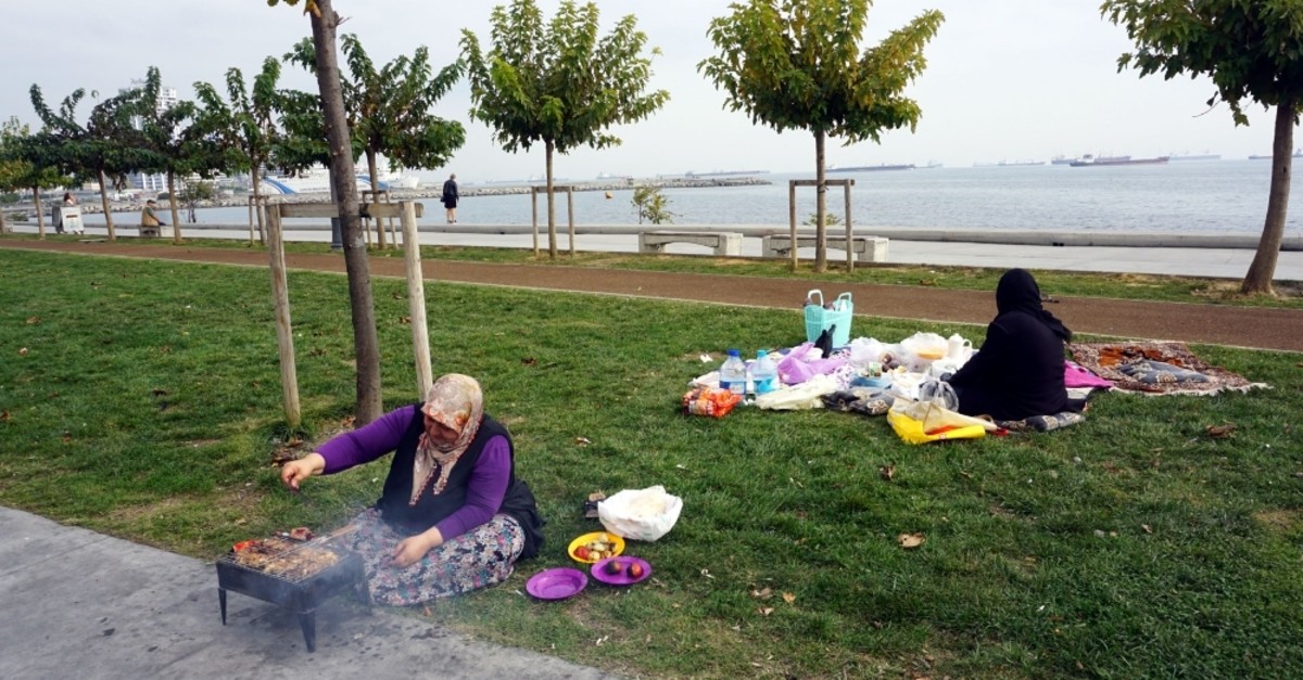 Barbecuing is a favorite pastime for many people in Istanbul. (DHA Photo)