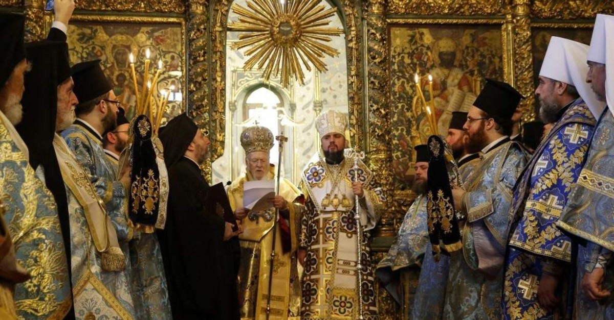 Fener Greek Orthodox Patriarch Bartholomew I (C-L) and the Metropolitan Epiphanius, the head of the independent Ukranian Orthodox Church (C-R), attend a religion service at the Patriarchal Church of St. George, Istanbul, Jan. 6, 2019. (AP Photo)
