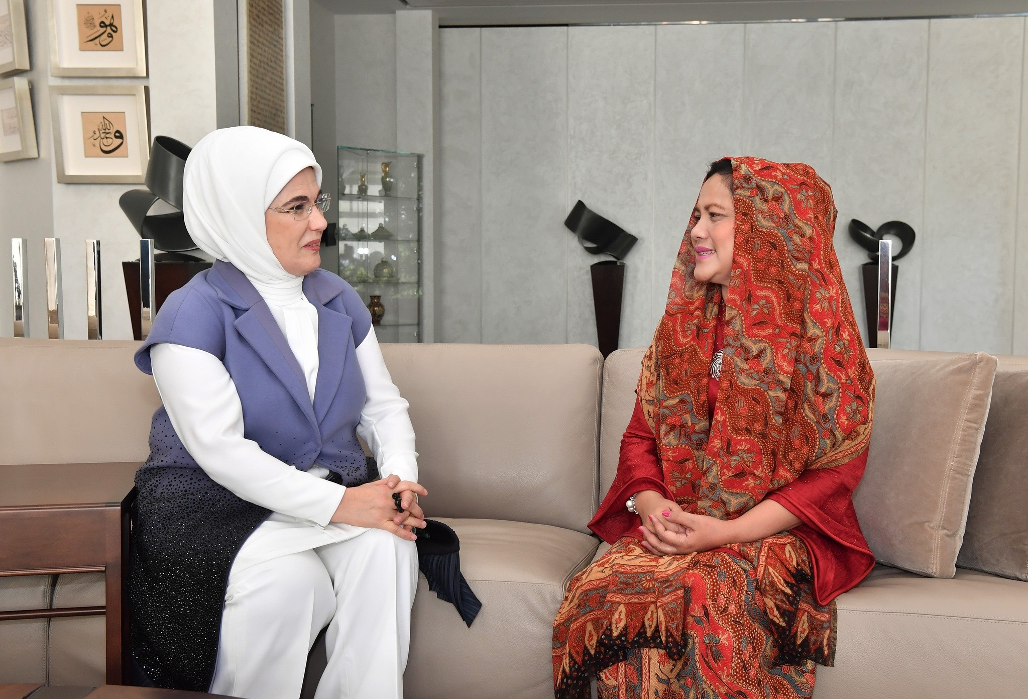 First Lady Emine Erdoğan hosts luncheon for wives of OIC leaders ...