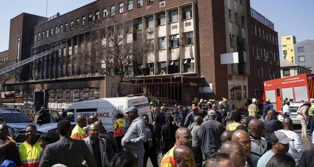 حريق مبنى في مدينة جوهانسبرغ بجنوب إفريقيا يودي بحياة 73 شخصاً على الأقل صورة: الأناضول