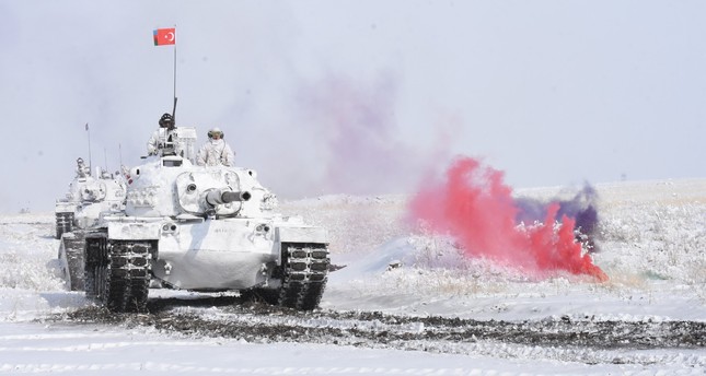 دبابات مطلية باللون الأبيض تشارك في مناورات شتاء 2023 بولاية قارص شرقي تركيا 31 يناير/ كانون الثاني 2023 الأناضول