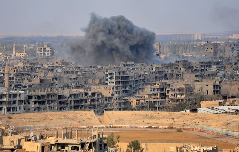 Smoke billows from buildings during an operation by the Assad regime forces against Daesh terrorist group in Deir el-Zour, Syria, Nov. 2, 2017. (AFP Photo)