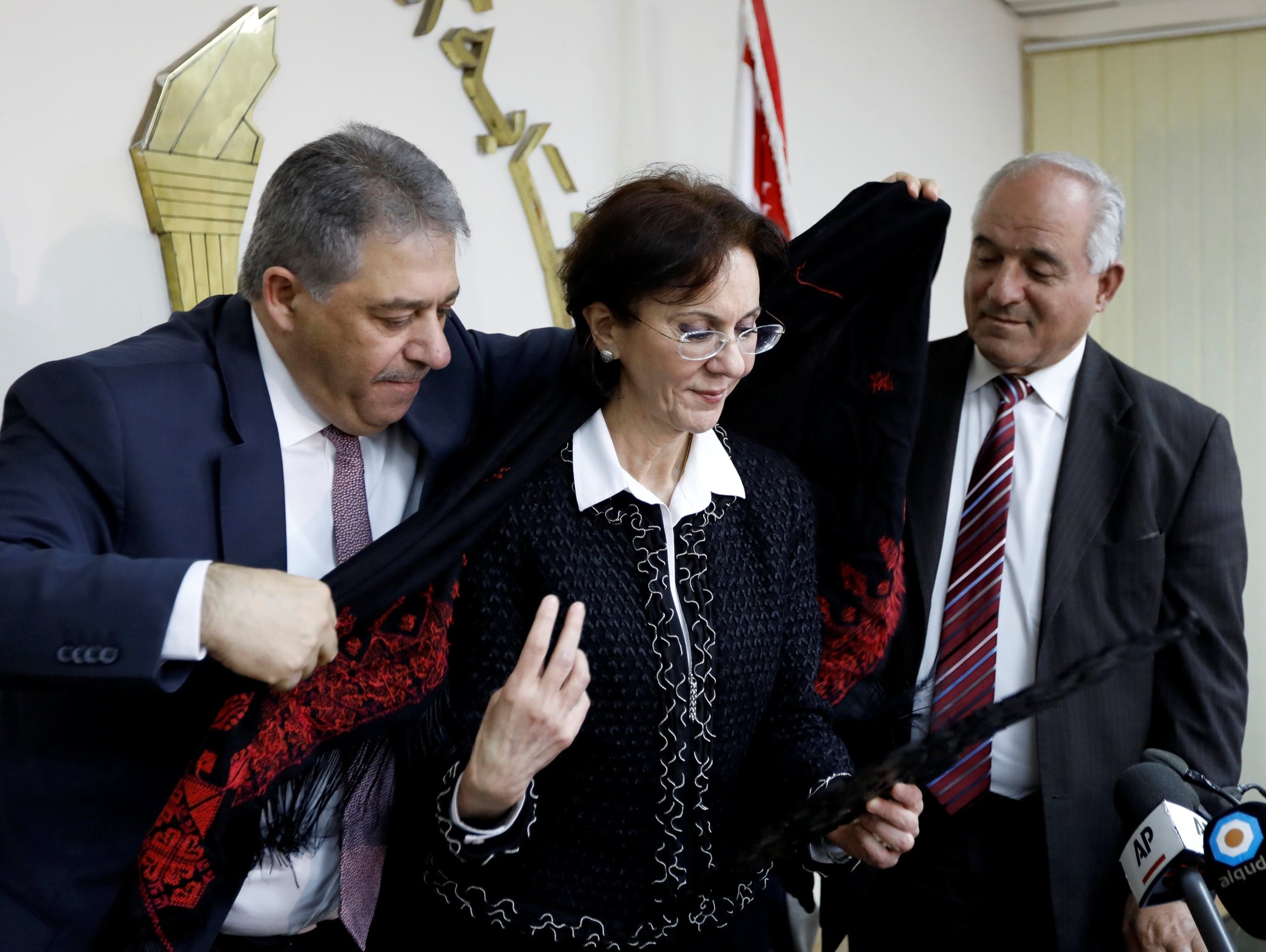 Palestinian Ambassador to Lebanon Ashraf Dabbour (L) helps U.N. Under-Secretary General Rima Khalaf (C) put on a traditional Palestinian scarf. March 17, 2017. (REUTERS Photo)