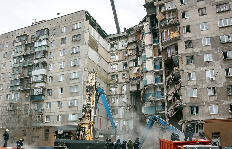 Russian Emergencies Ministry members work at the site of a partially collapsed apartment block in Magnitogorsk, Russia Jan. 3, 2019. (Reuters Photo)