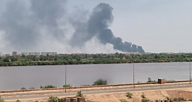 الدخان يتصاعد في شمال الخرطوم وسط تواصل الاشتباكات بين الجيش السوداني وقوات الدعم السريع، 18-7-2023 صورة: AFP