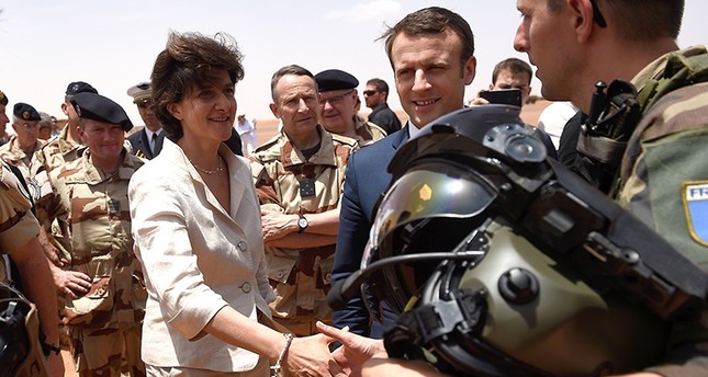ماكرون ووزيرة الجيوش الفرنسية في زيارة لقاعدة فرنسية في مالي. AFP