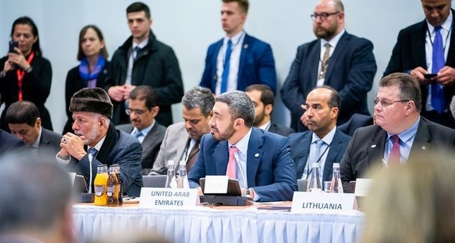 وزير الخارجية الإماراتي وسط خلال مشاركته بمؤتمر وارسو وام