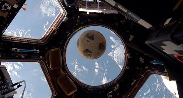 لحظة ارتطام الكرة بنافذة المحطة الفضائية الدولية ناسا