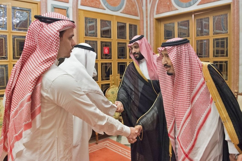 A handout picture provided by the Saudi Press Agency (SPA) on October 23, 2018 shows Saudi King Salman (R), his son Crown Prince Mohammed bin Salman (2nd R), meeting with family members of slain journalist Jamal Khashoggi in Riyadh. (AFP Photo)