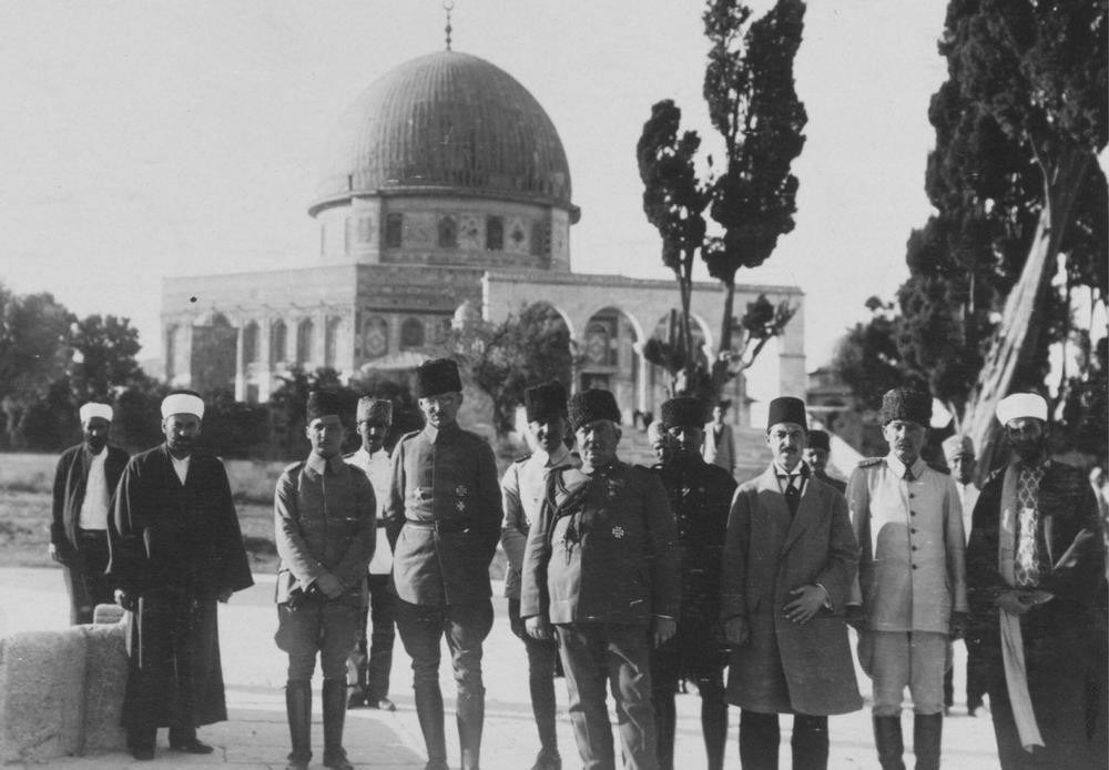A group of Ottoman soldiers  and statesmen in Jerusalem.