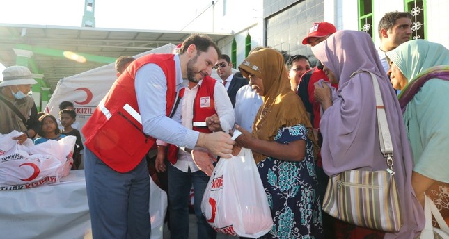 وزير الخزانة والمالية التركي يوزع مساعدات تركية على متضرري تسونامي إندونيسيا