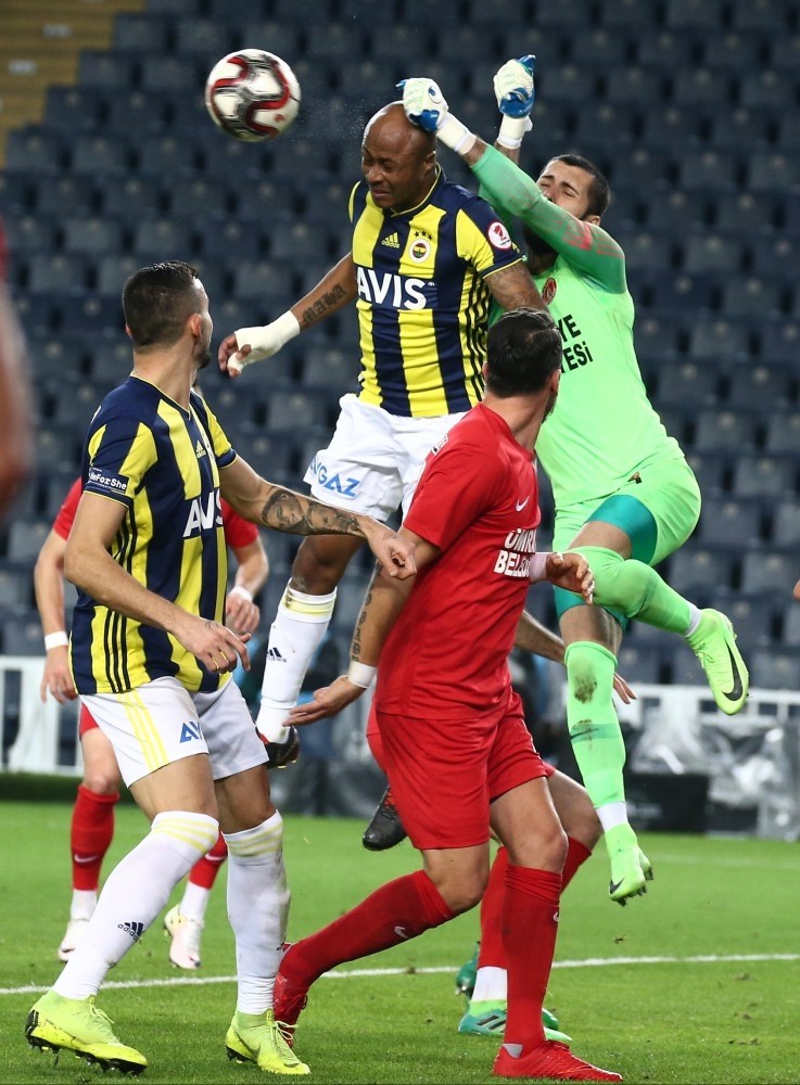 Fenerbahu00e7e forward Andre Ayew takes on u00dcmraniyespor players in the Ziraat Turkey Cup game on Jan. 24, 2019.