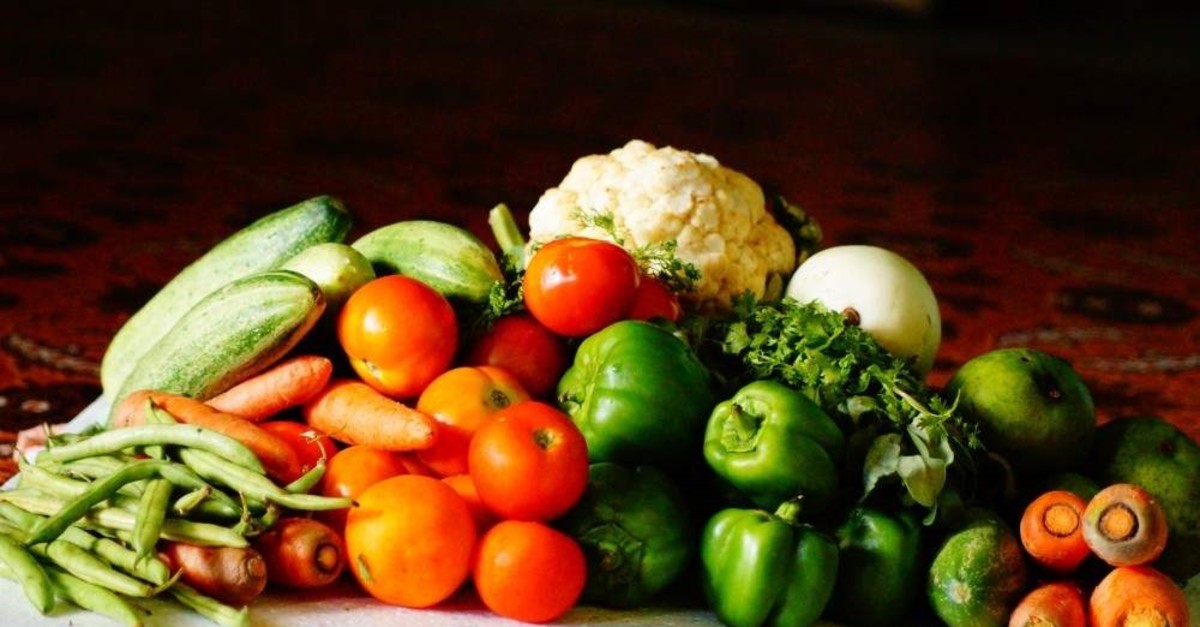 To beat obesity, you need to change your diet and add more vegetables and fruits. (FILE PHOTO)