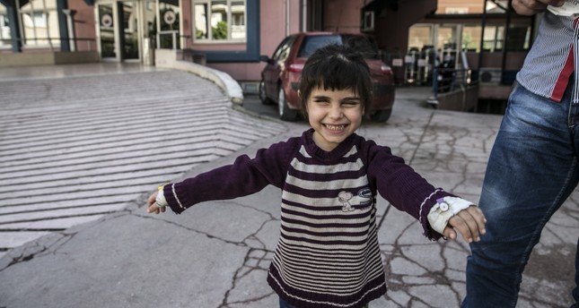فرح الطفلة السورية بعد استعادتها بصرها الأناضول