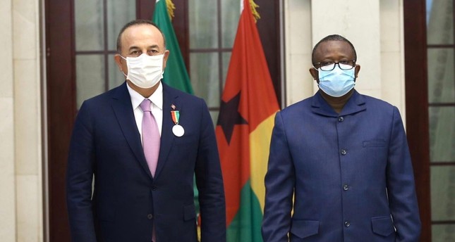 رئيس جمهورية غينيا بيساو مع وزير الخارجية التركي بعد تقليده الوسام الأناضول