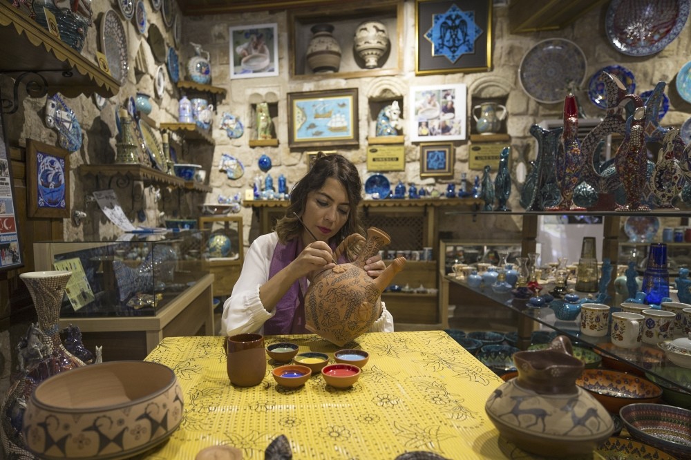 Nida Olu00e7ar creates products by using terra rossa pottery and traditional tiling patterns in her works. 