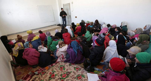 250 طالباً سورياً يعودون إلى مدرستهم التي حولها داعش إلى سجن في شمال حلب