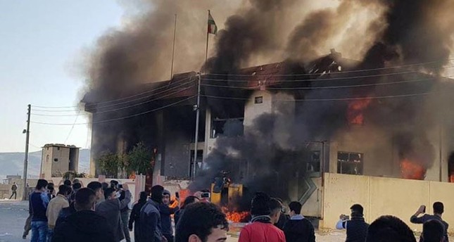 متظاهرون يحرقون مقراً لحزب الاتحاد الوطني الكردستاني في السليمانية DHA