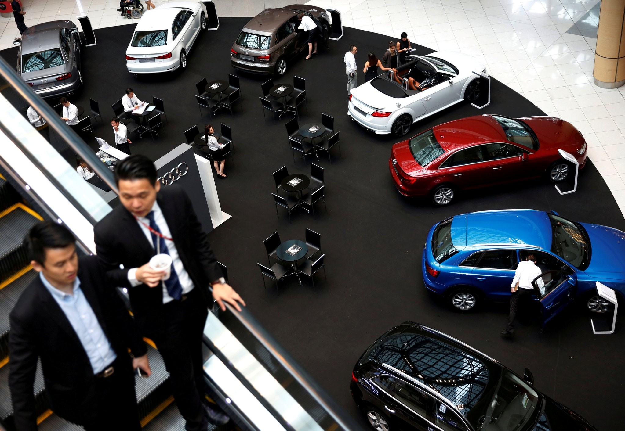 People look at cars on display at a mall in Singapore April 28, 2016. (REUTERS Photo)