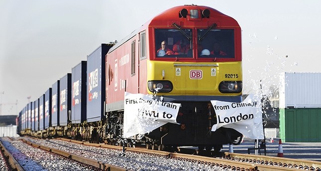 على خطى طريق الحرير: أول قطار تجاري صيني يصل بريطانيا
