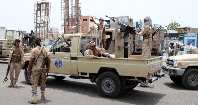 مسلحون موالون للإمارات يختطفون مسؤولا عينته السعودية في عدن اليمنية