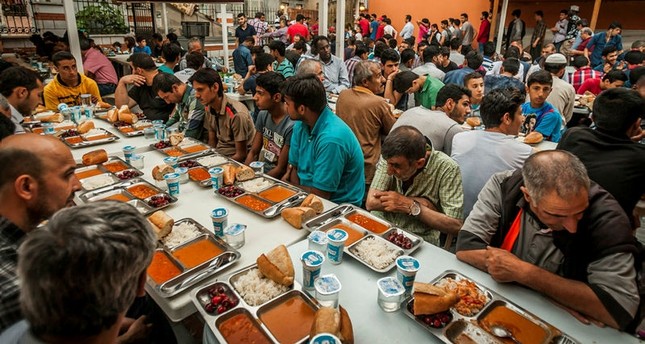 موائد رمضانية في اسطنبول، حي الفاتح. الأناضول