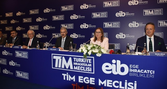 وزيرة التجارة التركية روهصار بكجان الثانية من اليمين