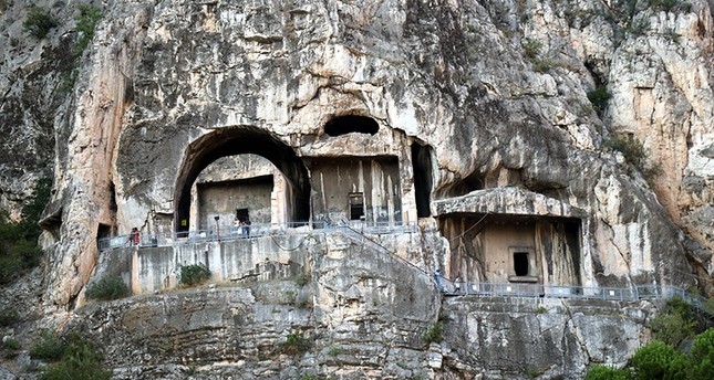 إقبال كبير من السياح على رؤية مقابر بونتوس الصخرية بأماسيا التركية