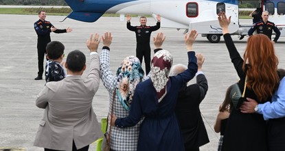مع بدء العد التنازلي للمهمة الفضائية.. فريق أكسيوم ميشن 3 يودعون أسرهم