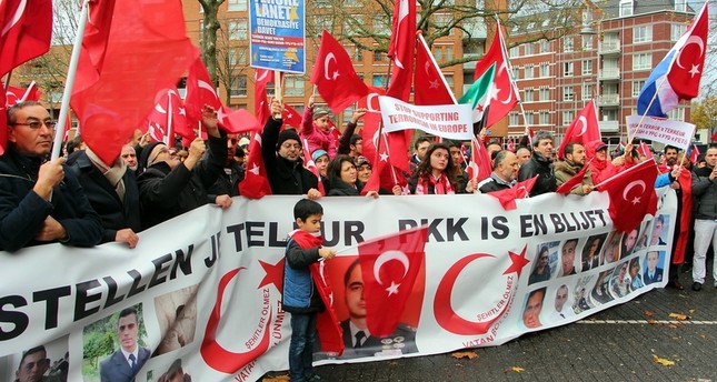 الأتراك في هولندا يتظاهرون ضد دعم أوروبا لإرهاب تنظيمي بي كا كا وغولن