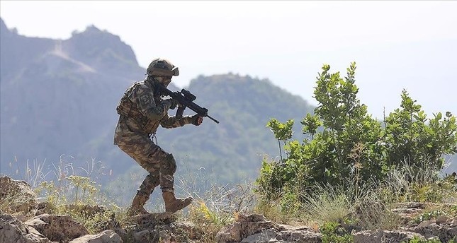 أحد عناصر الجيش التركي خلال عملية ضد تنظيم بي كي كي/ واي بي جي شمالي سوريا الأناضول