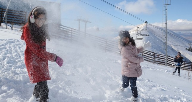 الثلوج تكسو أرضروم لأول مرة في تركيا هذا الشتاء