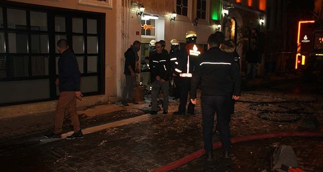رجال الإطفاء أمام الفندق الذي وقع فيه الحريق بمنطقة بي أوغلو