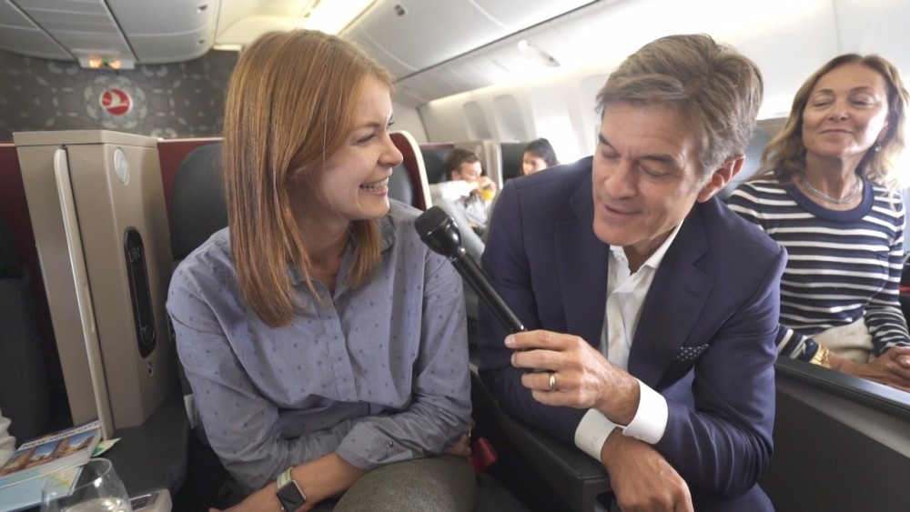 Mehmet Oz interviews a passenger aboard a THY flight.