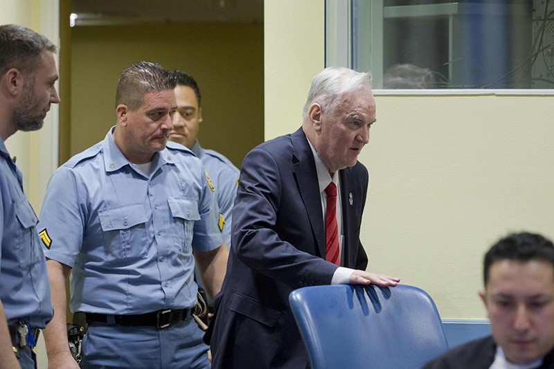 Former Bosnian Serb military chief Ratko Mladic (2-R) enters the International Criminal Tribunal for the former Yugoslavia for the verdict hearing in his genocide trial, The Hague, Netherlands, Nov. 22, 2017. (EPA Photo)