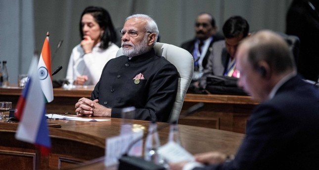 رئيس الوزراء الهندي ناريندرا مودي إلى اليسار والرئيس الروسي فلاديمير بوتين يحضران جلسة مغلقة لقادة قمة البريكس العاشر في جوهانسبرغ ، جنوب أفريقيا، 24 تموز 2018 الفرنسية