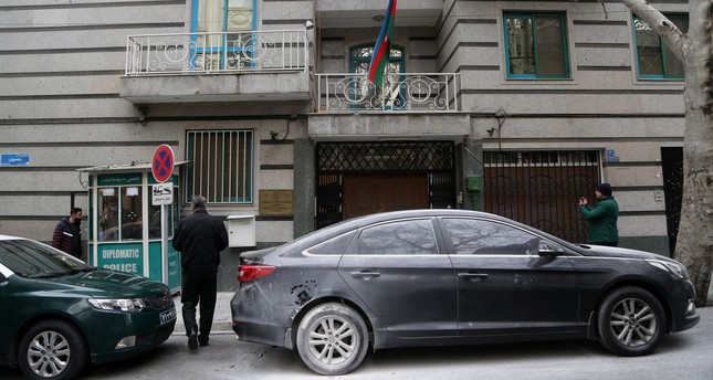 عناصر من الشرطة ينتشرون أمام السفارة الأذربيجانية في طهران بعد الهجوم المسلح الأناضول