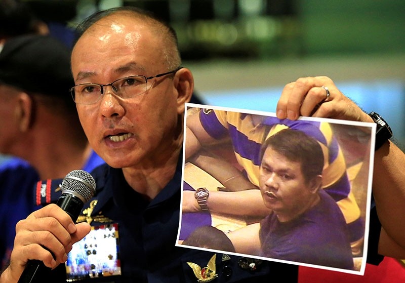 Oscar Albayalde, a chief of the capital's police office, shows to journalists a picture of a gunman Jessie Javier Carlos, a 42-year-old Filipino, who was behind an attack on a Resorts World casino on Friday. (Reuters Photo)