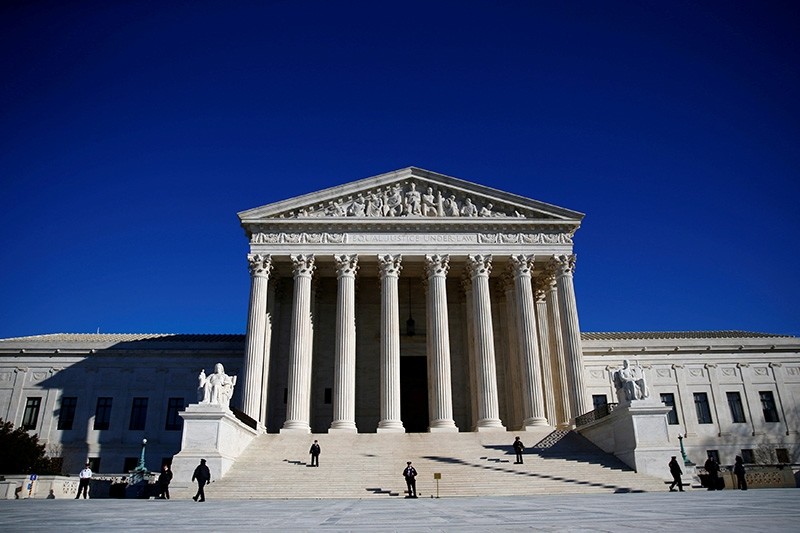 Police officers stand in front of the U.S. Supreme Court in Washington, U.S., Jan. 19, 2018. (Reuters Photo)