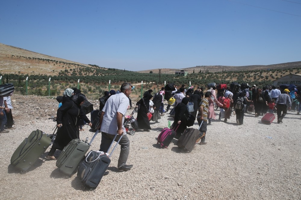 Syrians head to the Cilvegu00f6zu00fc border crossing in Hatay as thousands flock home for Eid al-Fitr.