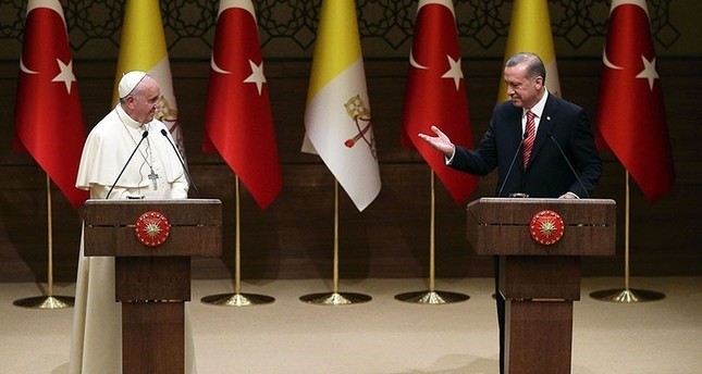 أردوغان والبابا فرانسيس في مؤتمر صحفي بأنقرة لدى زيارة الأخير لتركيا في 28 نوفمبر 2014 EPA