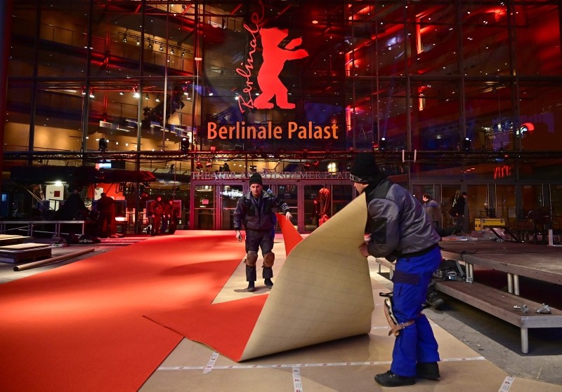Workers roll out the red carpet as preparations are under way for the Berlinale international film festival in Berlin on February 5, 2019. (AFP Photo)